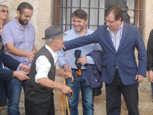 Guillermo Fernández Vara con la gente