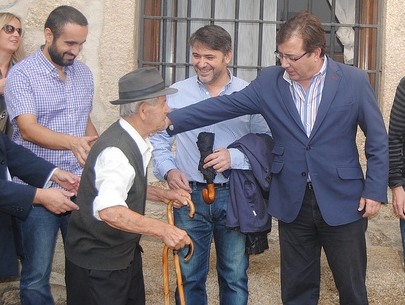 Guillermo Fernández Vara con la gente