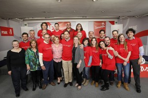 Elena Valenciano con activistas del Partido Socialista Europeo