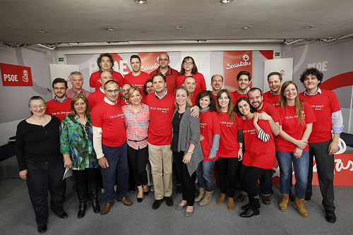 Elena Valenciano con activistas del Partido Socialista Europeo