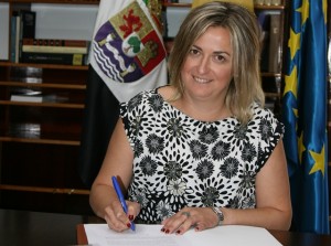 Blanca Martín firma la Resolución por la que se propone como candidato a presidente de la Junta de Extremadura a Guillermo Fernández Vara
