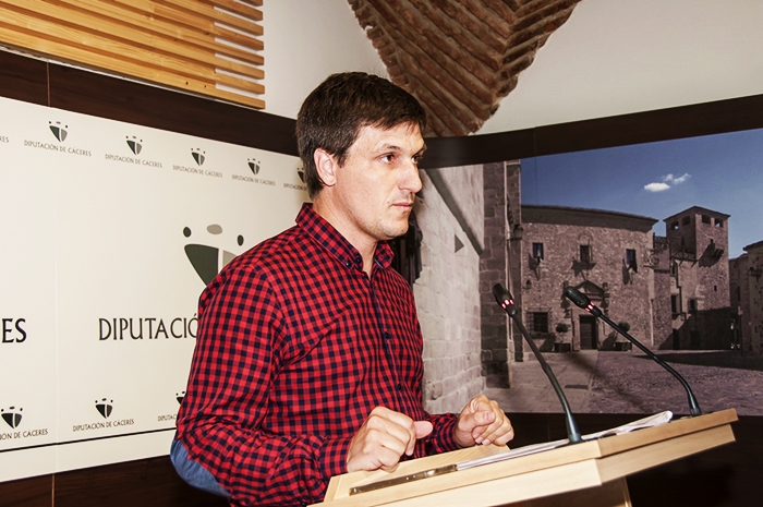 Fernando G. Nicolás: «El PP se echa fotos en la carretera de Las Mestas. El PSOE la arregla»