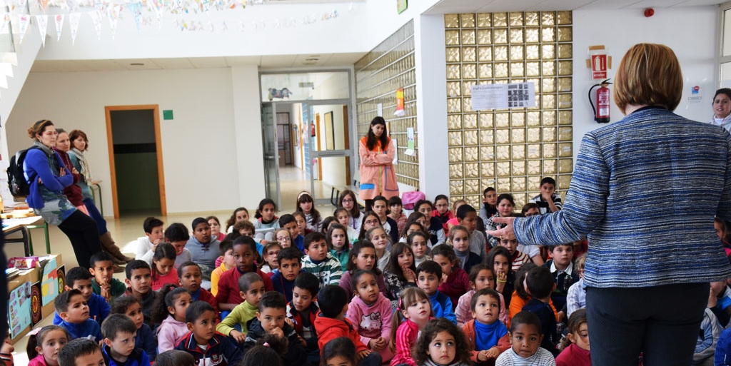 Las alumnas y alumnos de Pueblonuevo de Miramontes comienzan a diseñar su “parque de colorines”