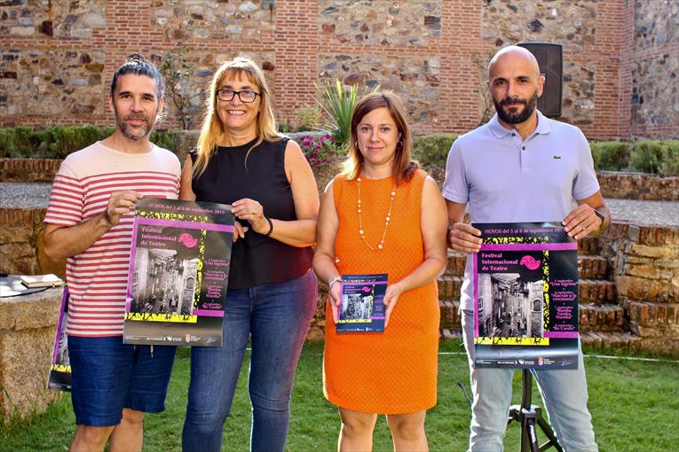 El compromiso del PSOE con la cultura se demuestra también en Hoyos con el Festival Internacional de Teatro ClaCon