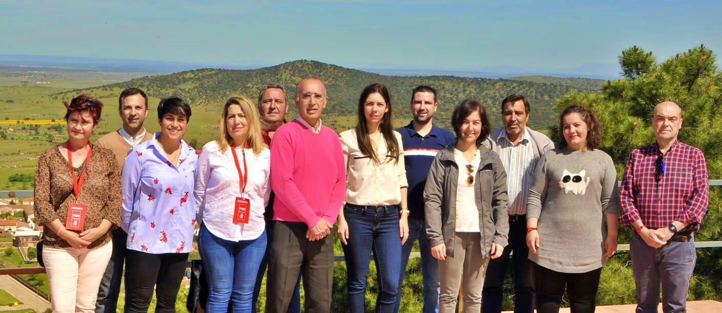 El gobierno socialista de Madroñera resuelve la falta de operarios y limpia las instalaciones educativas con grupos de voluntarios