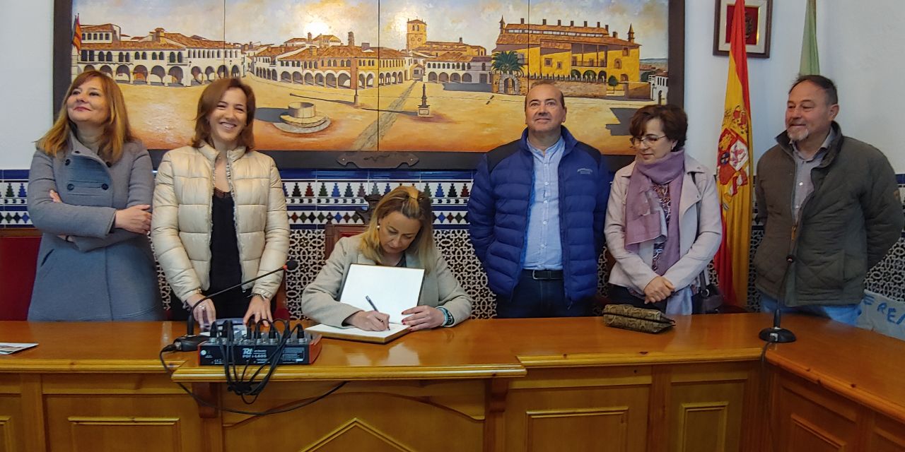 Blanca Martín destaca el valor de iniciativas como la I Feria del Almendro en Flor de Garrovillas para afrontar el Reto Demográfico