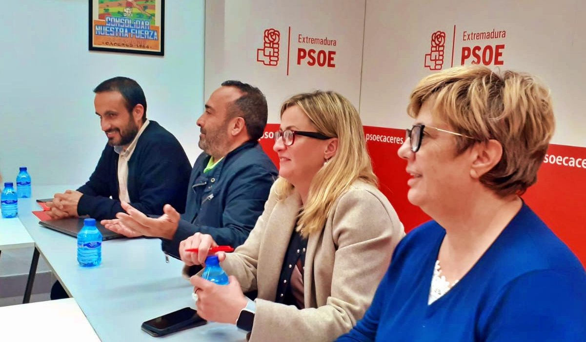 Miguel A. Morales: “Es vergonzoso que el PP extremeño condene el maltrato por la mañana y se saque unas fotos con el maltratador por la tarde»
