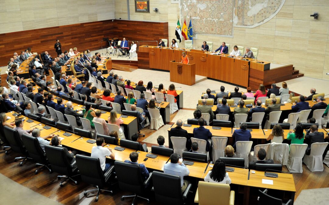 La presidenta de la Asamblea destaca el papel de la Autonomía para construir una Extremadura capaz de escribir ahora su propia historia