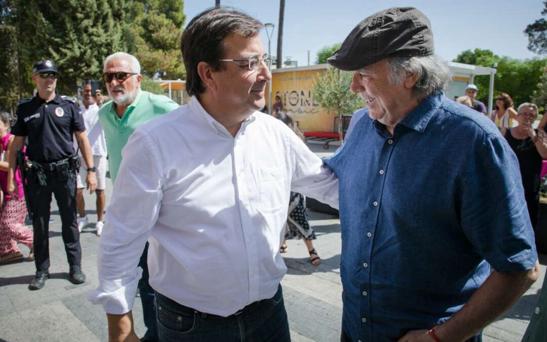 Guillermo Fernández Vara ensalza la trayectoria profesional de Joan Manuel Serrat