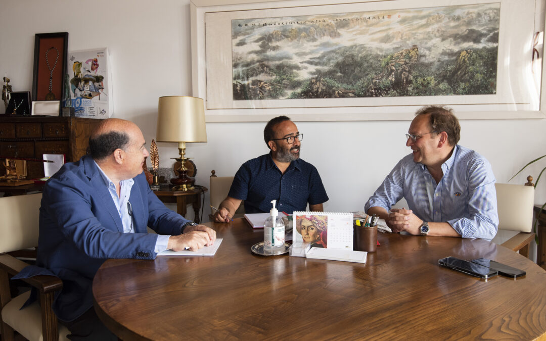 Morales se reúne con los representantes de la Confederación Nacional de la Construcción en Extremadura y Fecons