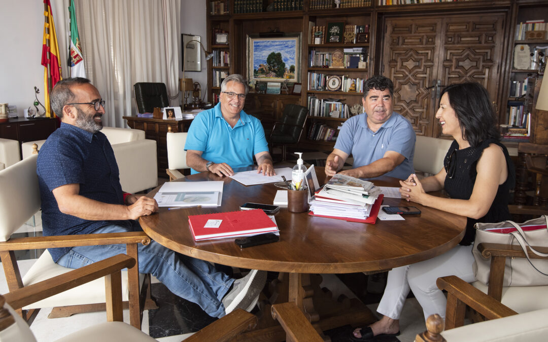 Miguel Á. Morales se interesa por el I Foro Rutas Culturales de España, que se celebrará en Cáceres