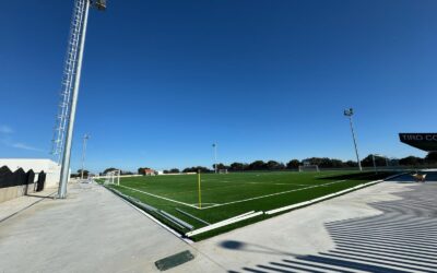 Últimos retoques en el campo de fútbol de césped artificial de “El Cuartillo”, que ha contado con una inversión total de 1,3 millones de euros