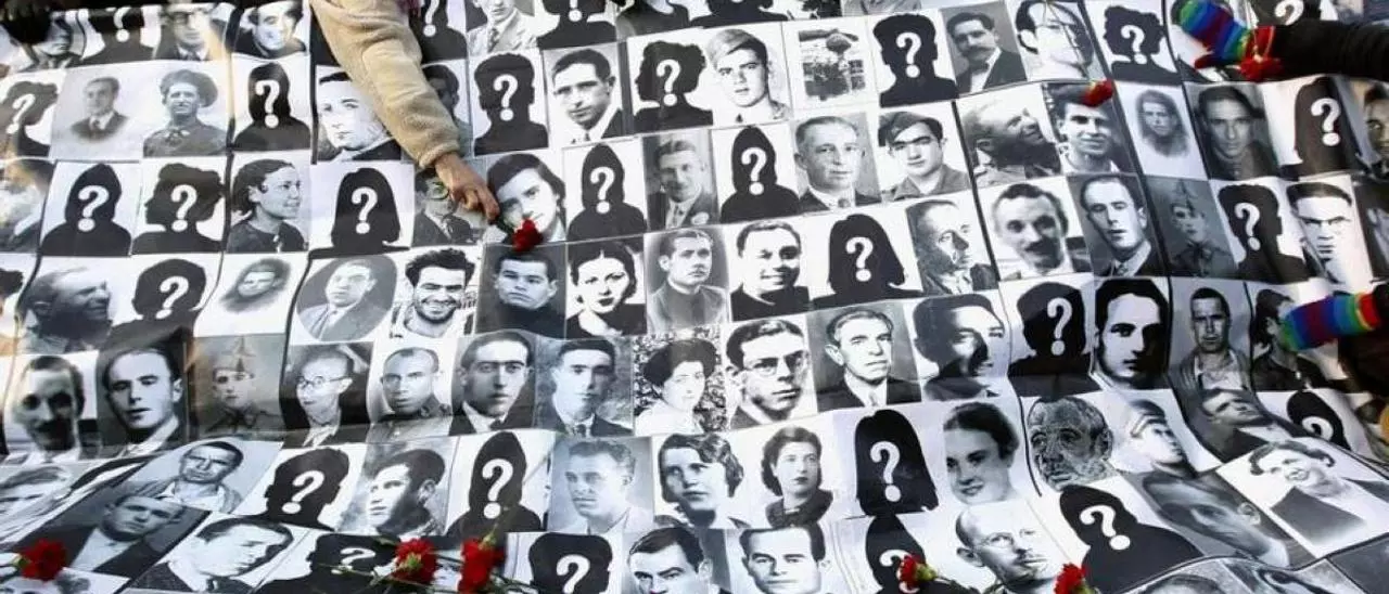 fotografías de personas enteradas en cunetas : EL PERIODICO