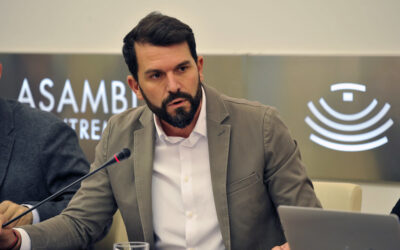 El gobierno de María Guardiola tira la toalla con los fondos de recuperación en materia de turismo y vuelve a aplicar la política de chinchetas