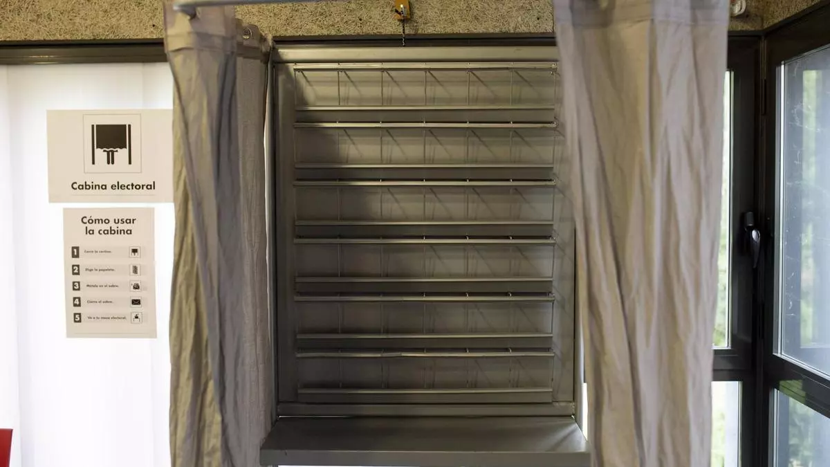 Colegio electoral en Cáceres. : JORGE VALIENTE