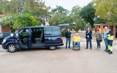Diputación dona una furgoneta a ASDIVI Villuercas para permitir que todos sus usuarios disfruten de los servicios prestados por la asociación en sus instalaciones de Guadalupe