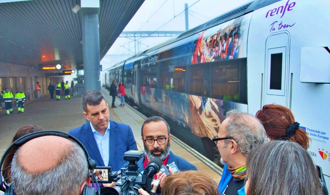 Un centenar de personas inaugura el primer Tren Turístico “Grand Tour Territorios UNESCO” con destino Geoparque Villuercas-Ibores-Jara