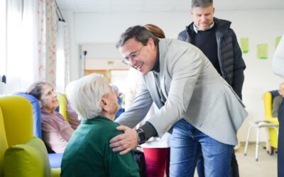 Reforzaremos la inversión en atención a la dependencia, garantizaremos la igualdad entre plazas públicas y privadas y homologaremos los salarios de los profesionales del SEPAD