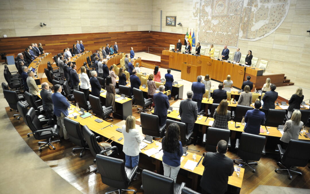 La Asamblea de Extremadura guarda un minuto de silencio en memoria del expresidente Guillermo Fernández Vara