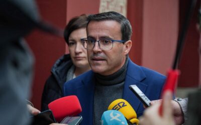 Gallardo reafirma el compromiso del PSOE con la homologación salarial de los empleados públicos y afirma que Guardiola sustituye la justicia por privilegios