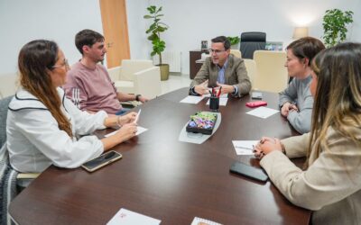 Gallardo transmite al colectivo de profesionales que los programas de atención a las familias se integrarán en los servicios sociales de base