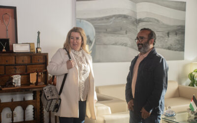 La alcaldesa de Torrejón el Rubio expone algunas de las necesidades de este municipio, entrada al parque de Monfragüe