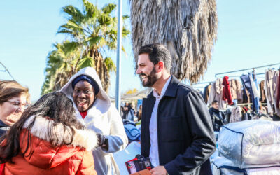Álvaro S. Cotrina mantiene un encuentro con vecinos y vecinas en el mercadillo de Cáceres