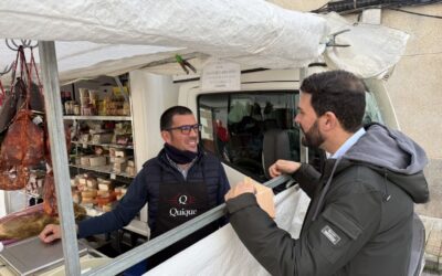 Álvaro S. Cotrina recorre el mercadillo de Aliseda en la recta final de campaña
