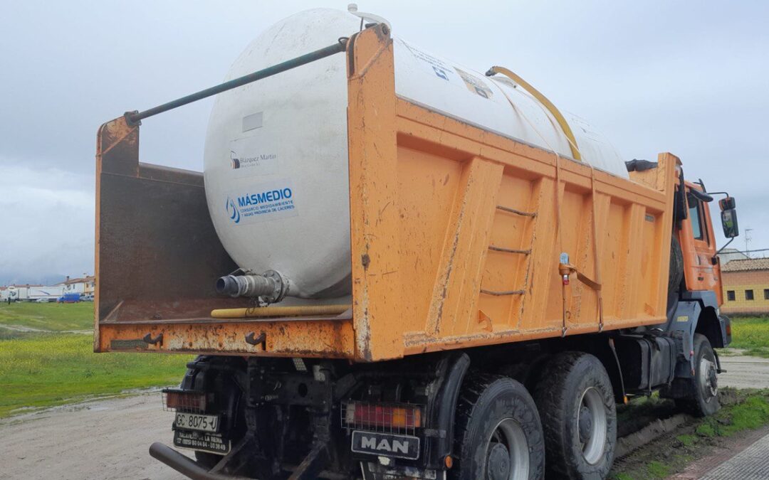 MásMedio envía dos cisternas de agua a Talayuela y una a su pedanía de Santa María de las Lomas
