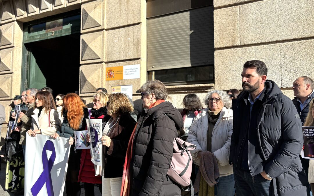 Álvaro S. Cotrina se suma al minuto de silencio en la Subdelegación del Gobierno por el asesinato machista de Carmen