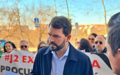 Álvaro Sánchez Cotrina atiende a mutualistas concentrados en la sede provincial del partido en Cáceres