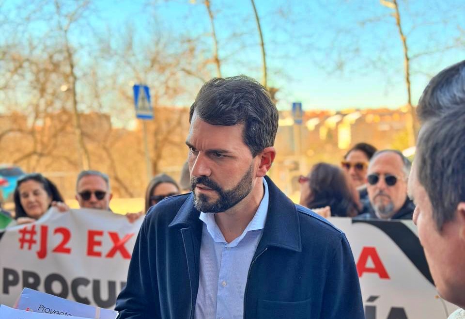 Álvaro Sánchez Cotrina atiende a mutualistas concentrados en la sede provincial del partido en Cáceres