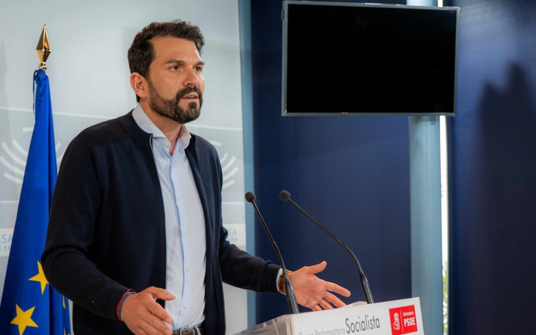 El PSOE alerta de la destrucción de empleo femenino y joven en Extremadura mientras la región pierde con Guardiola el tren del avance nacional