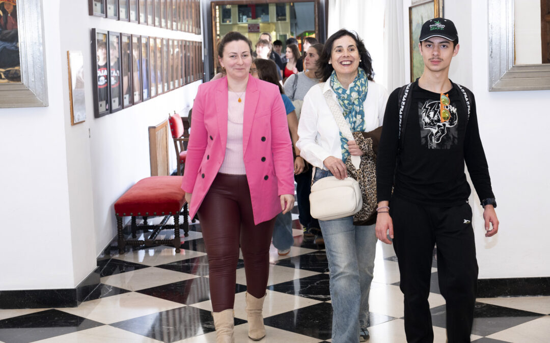 La Diputación de Cáceres recibe a estudiantes participantes en la Ruta de la Memoria Histórica organizada por AMECECA