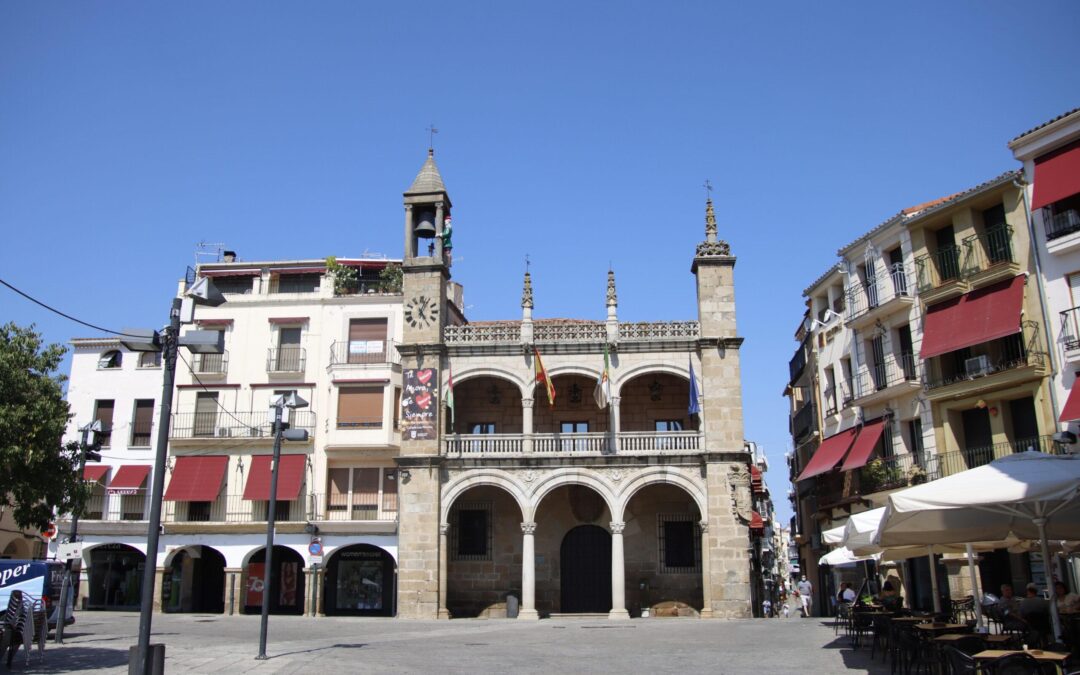 El PSOE de Plasencia exige transparencia inmediata ante la presunta financiación de Vito Quiles con fondos públicos